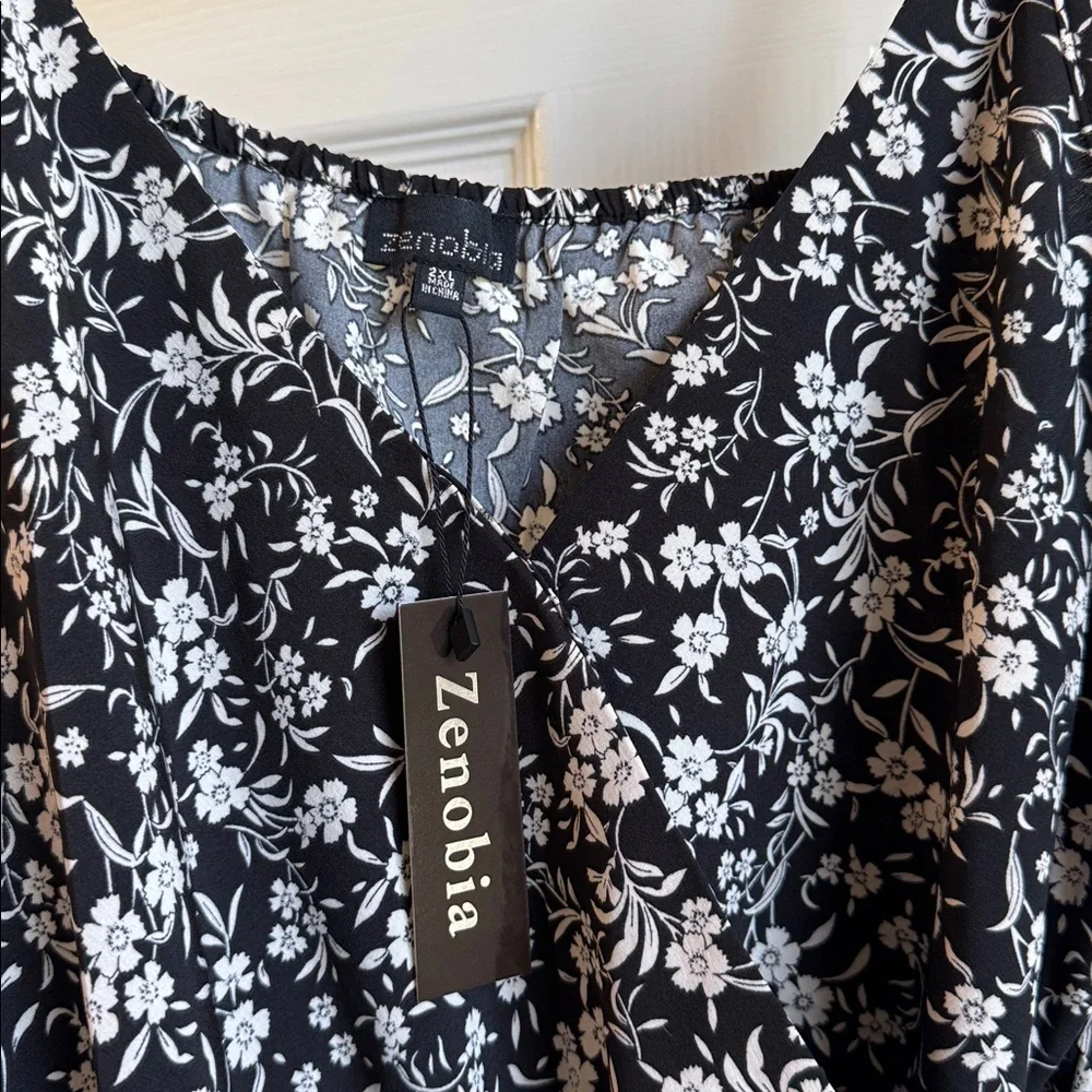 Zenobia Black & White Floral V-Neck Spaghetti Strap Tank Top - Picture 7 of 7